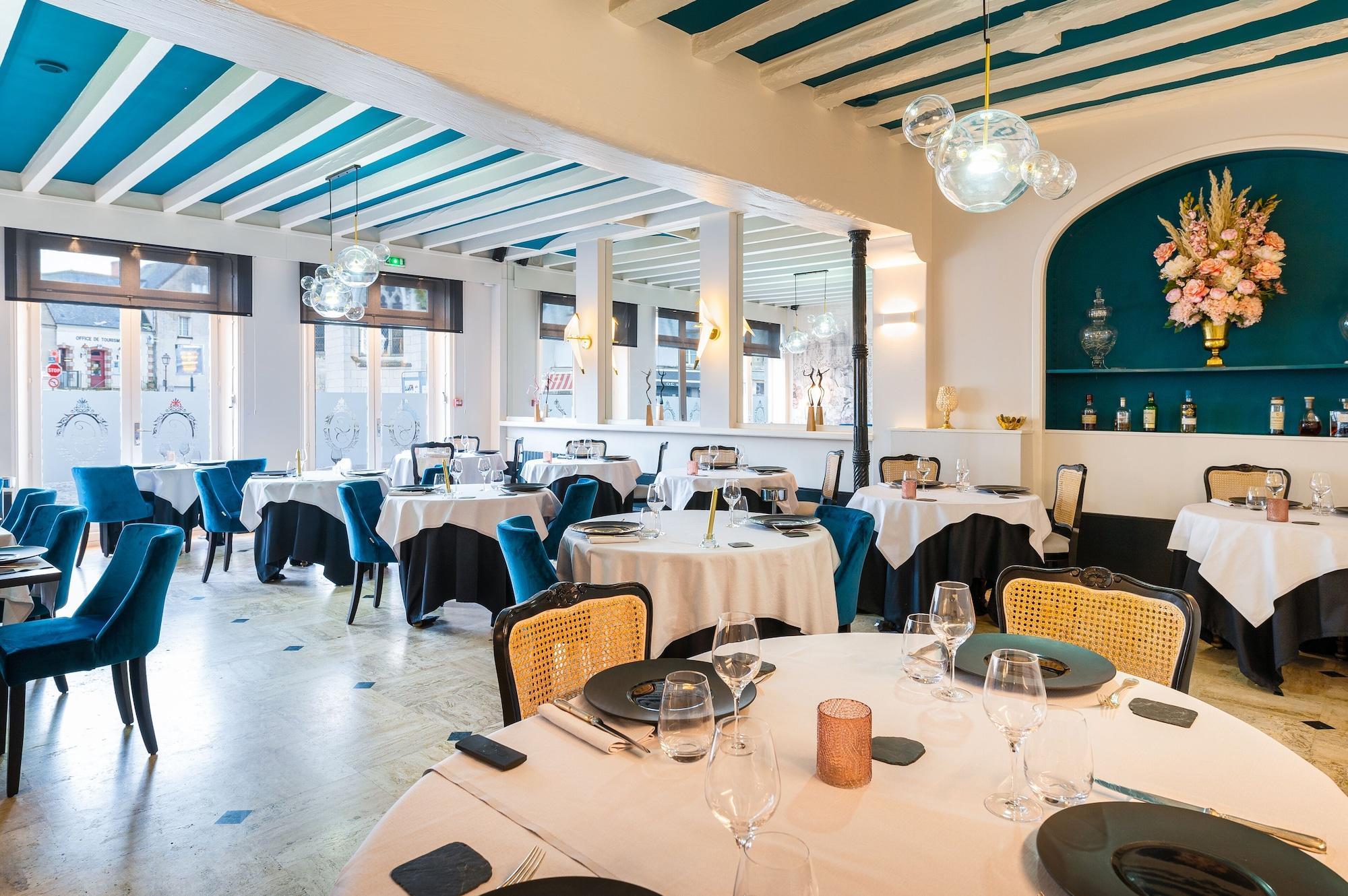 Logis Hotel Restaurant Le Cheval Blanc Blere Exterior foto