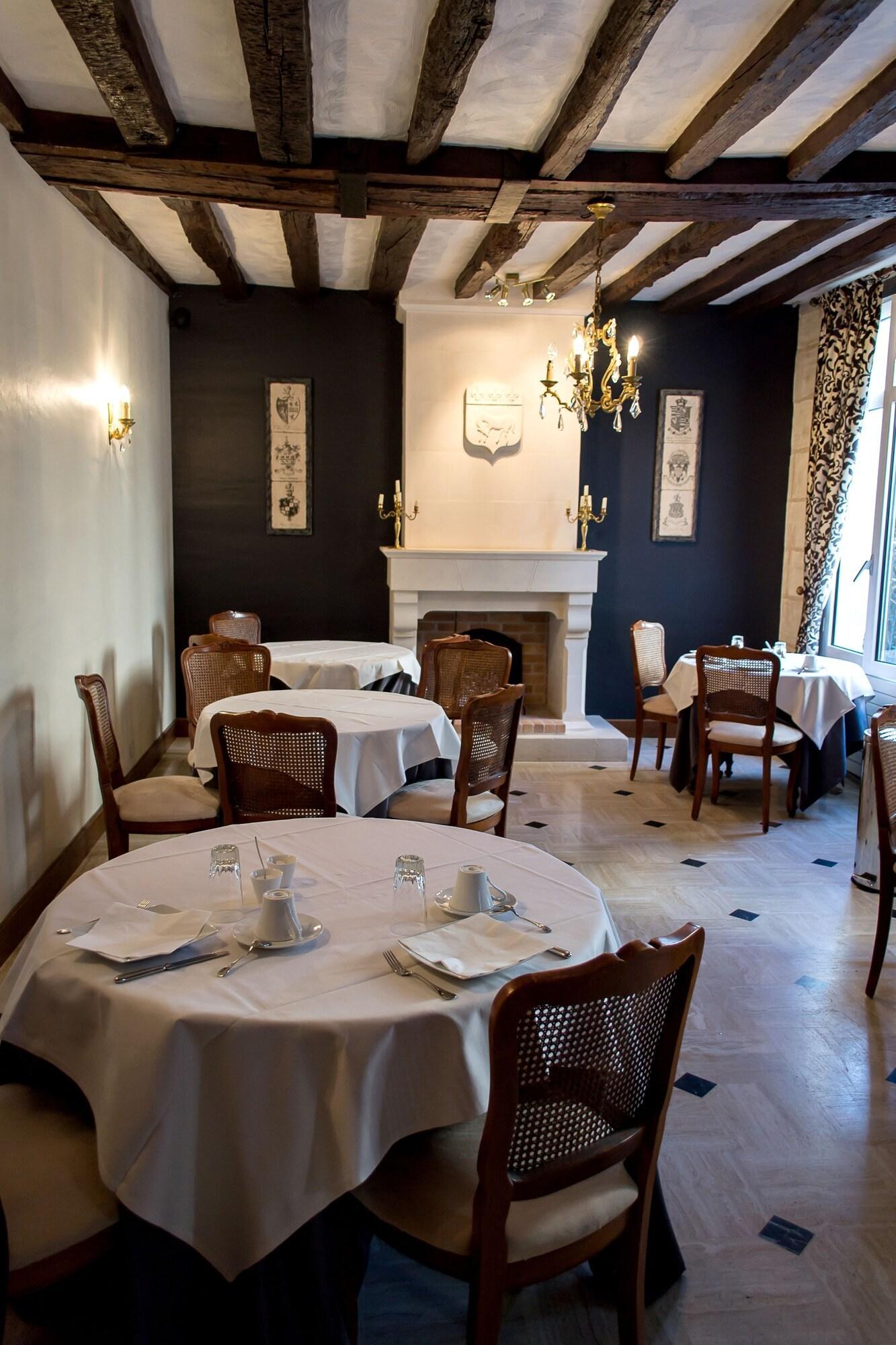 Logis Hotel Restaurant Le Cheval Blanc Blere Exterior foto