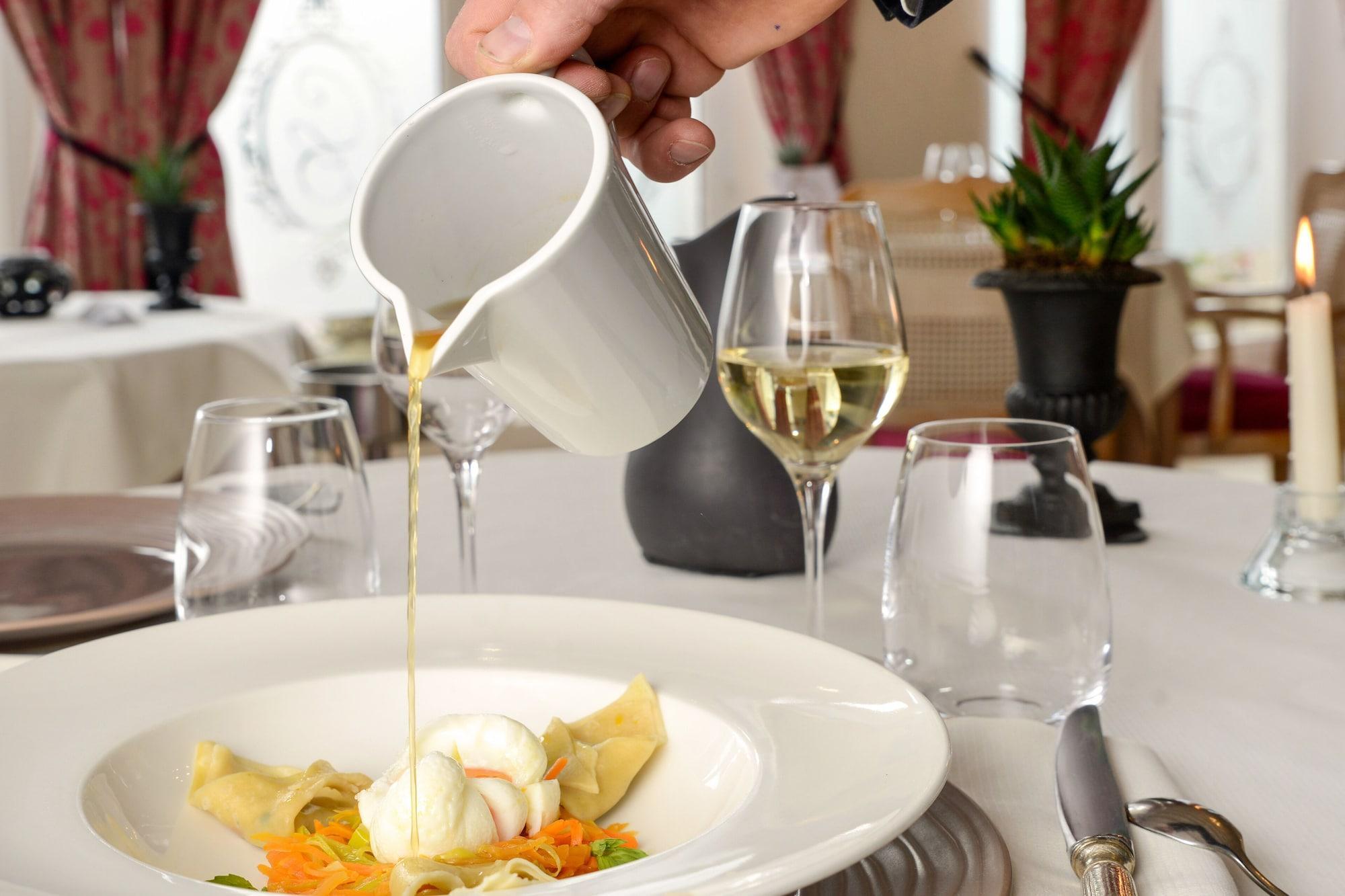 Logis Hotel Restaurant Le Cheval Blanc Blere Exterior foto