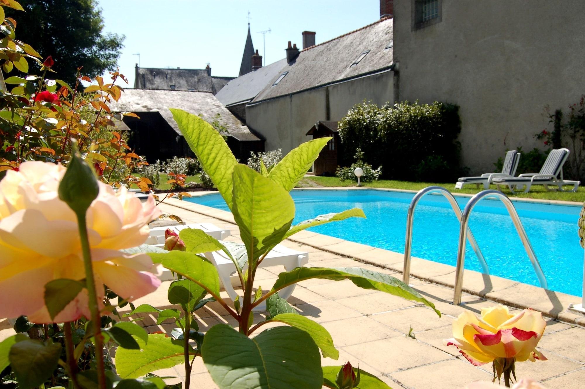 Logis Hotel Restaurant Le Cheval Blanc Blere Exterior foto