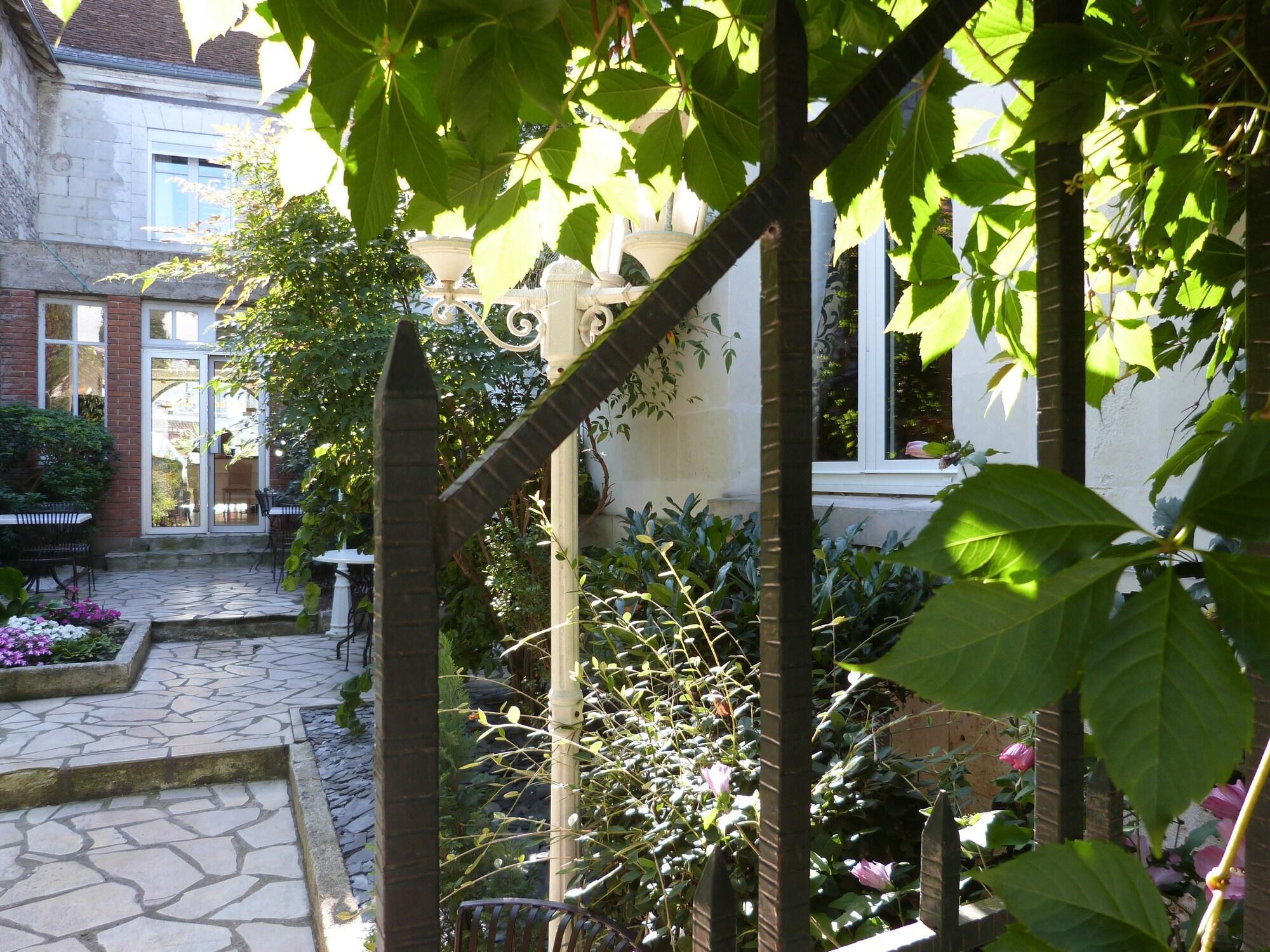 Logis Hotel Restaurant Le Cheval Blanc Blere Exterior foto