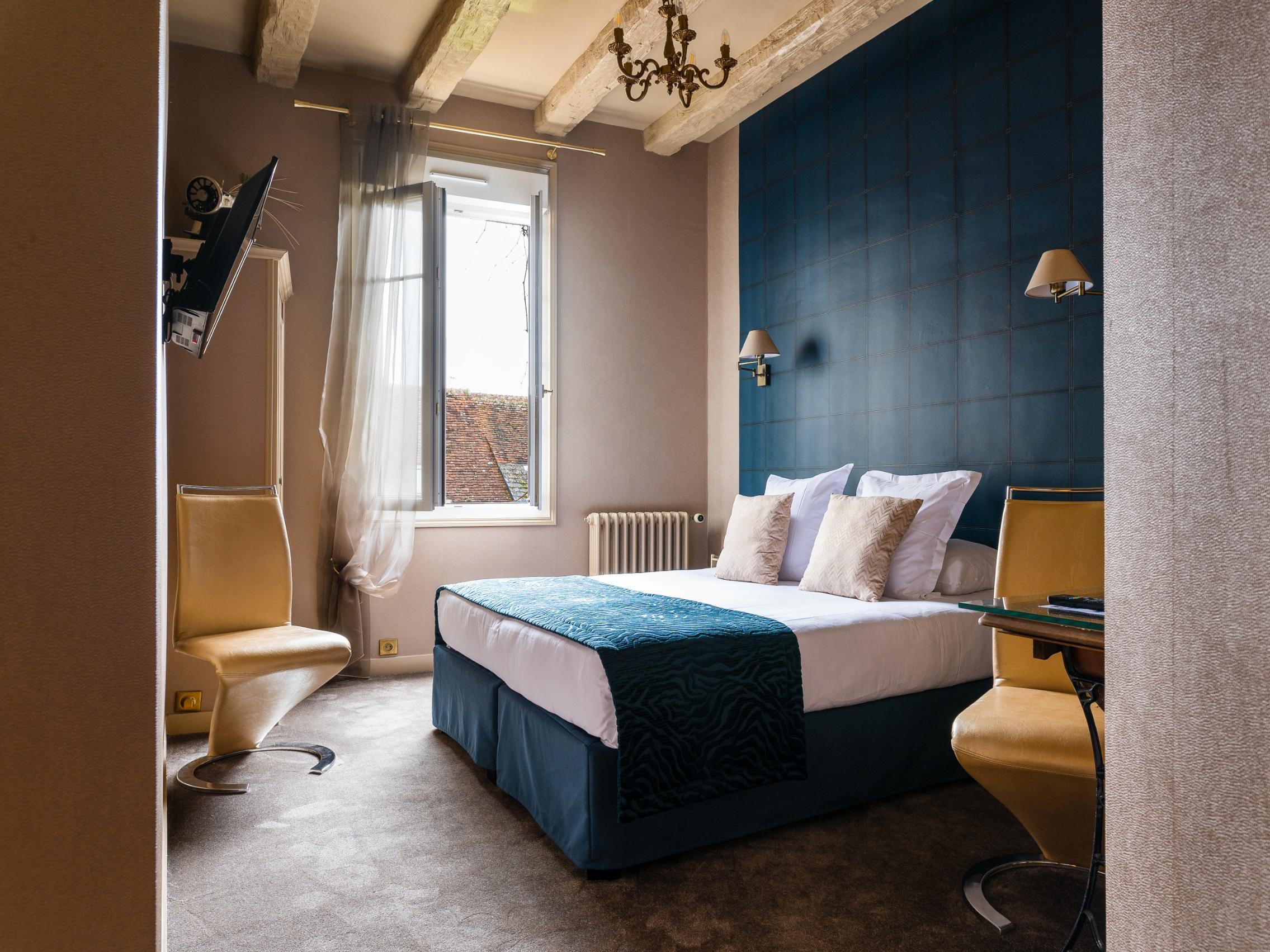 Logis Hotel Restaurant Le Cheval Blanc Blere Exterior foto