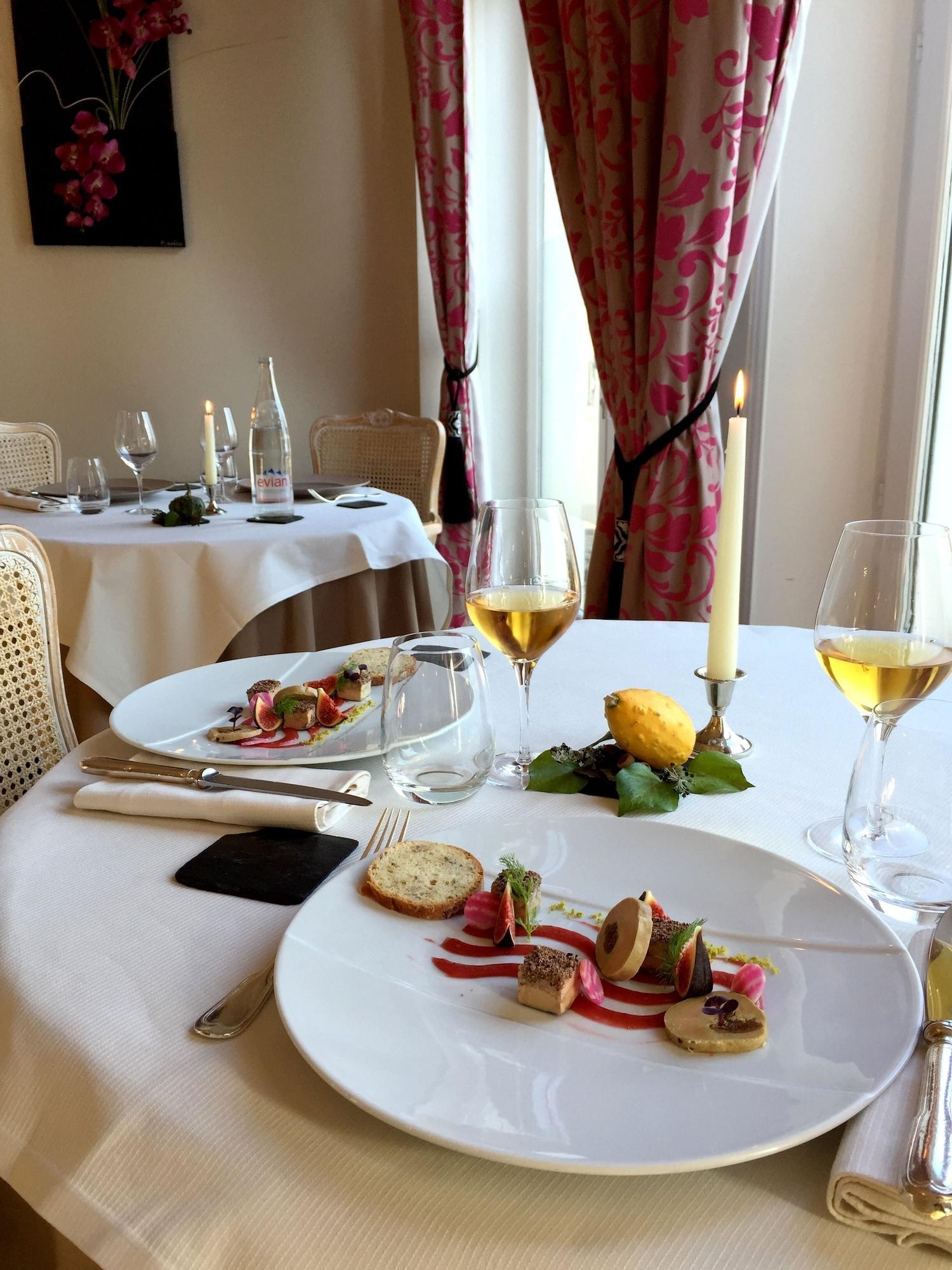 Logis Hotel Restaurant Le Cheval Blanc Blere Exterior foto