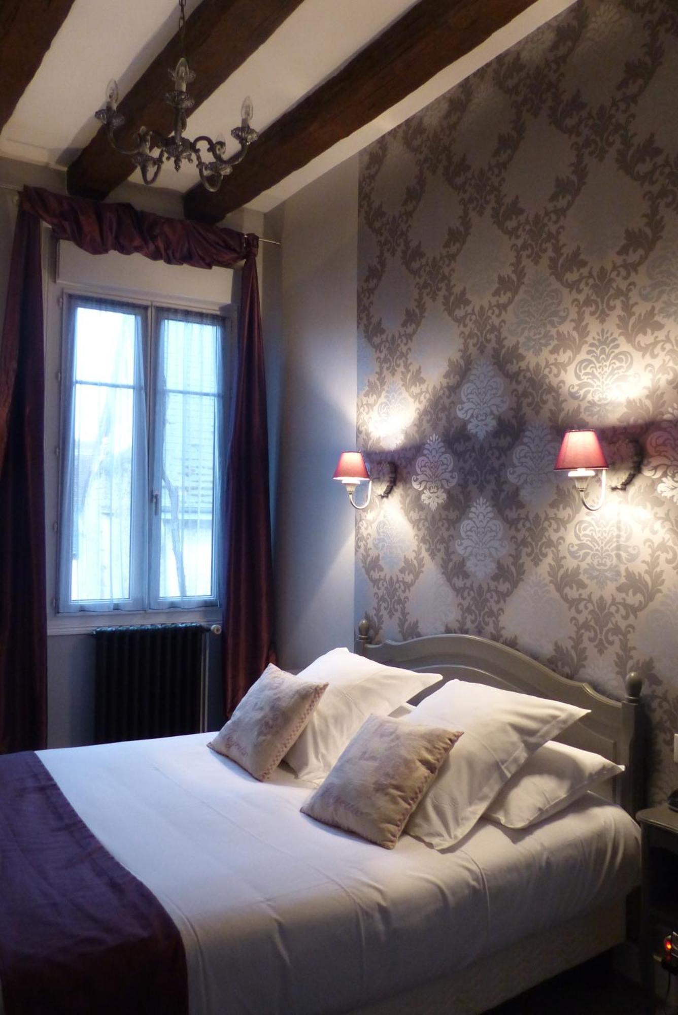 Logis Hotel Restaurant Le Cheval Blanc Blere Exterior foto
