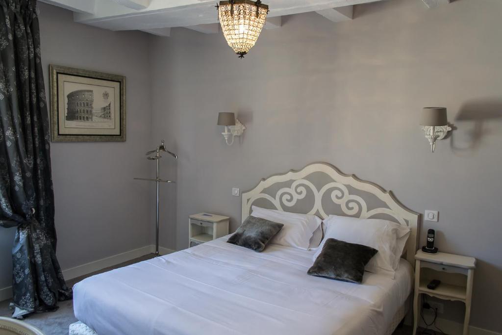 Logis Hotel Restaurant Le Cheval Blanc Blere Exterior foto